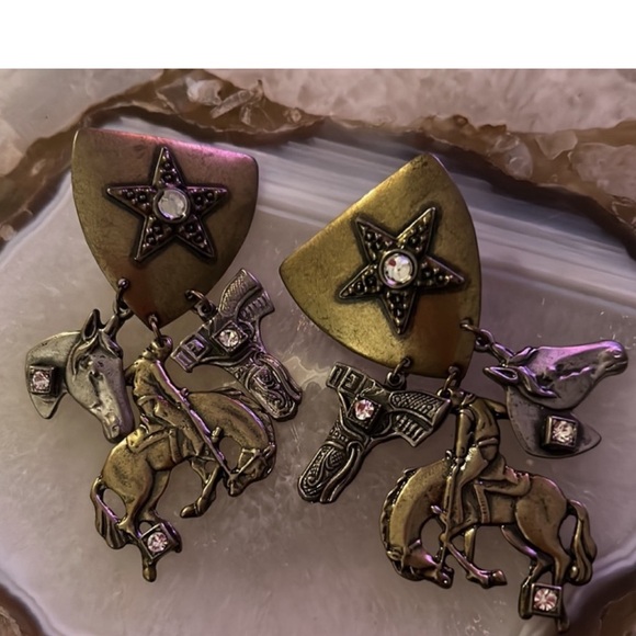 Vintage Country Western Sheriff’s Badge Charm EARRINGS-Boutique - Picture 5 of 6